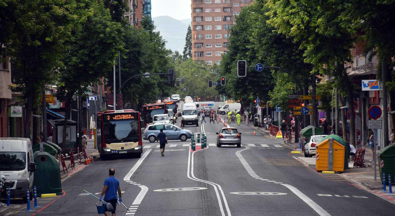 La actuación en la vía, que dejará un carril por sentido para el tráfico en general y habilitará otro para el autobús, provoca atascos en horas punta y despierta las dudas de cara a septiembre.