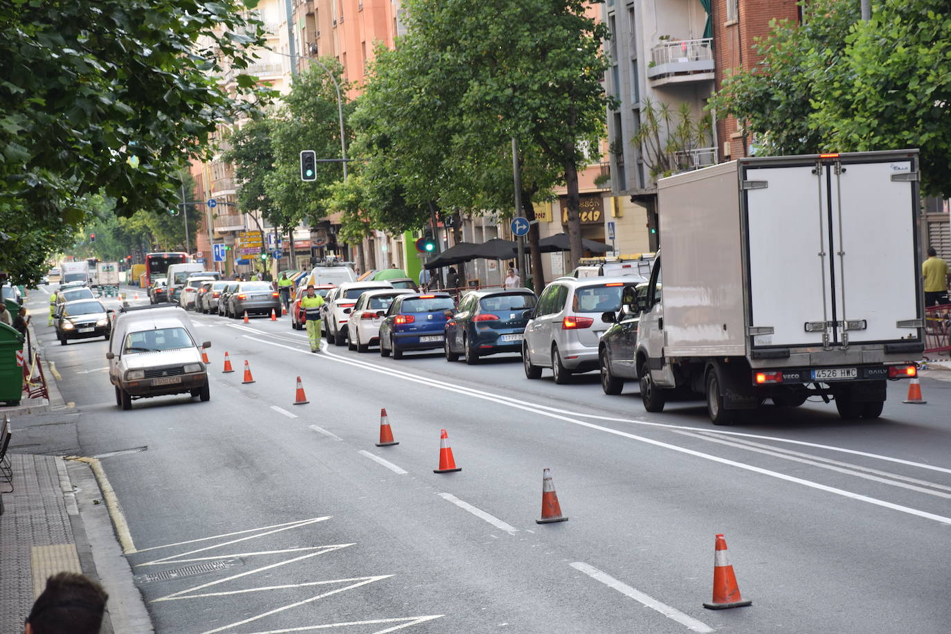 La actuación en la vía, que dejará un carril por sentido para el tráfico en general y habilitará otro para el autobús, provoca atascos en horas punta y despierta las dudas de cara a septiembre.