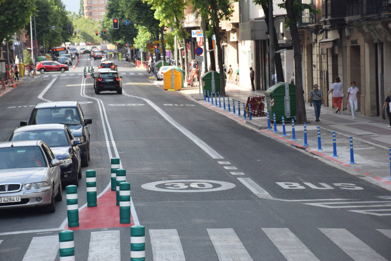 La actuación en la vía, que dejará un carril por sentido para el tráfico en general y habilitará otro para el autobús, provoca atascos en horas punta y despierta las dudas de cara a septiembre.