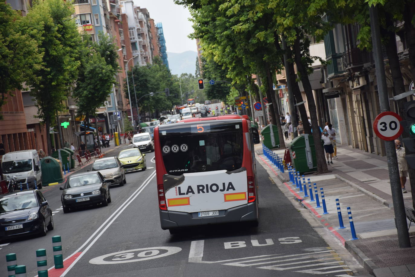 La actuación en la vía, que dejará un carril por sentido para el tráfico en general y habilitará otro para el autobús, provoca atascos en horas punta y despierta las dudas de cara a septiembre.