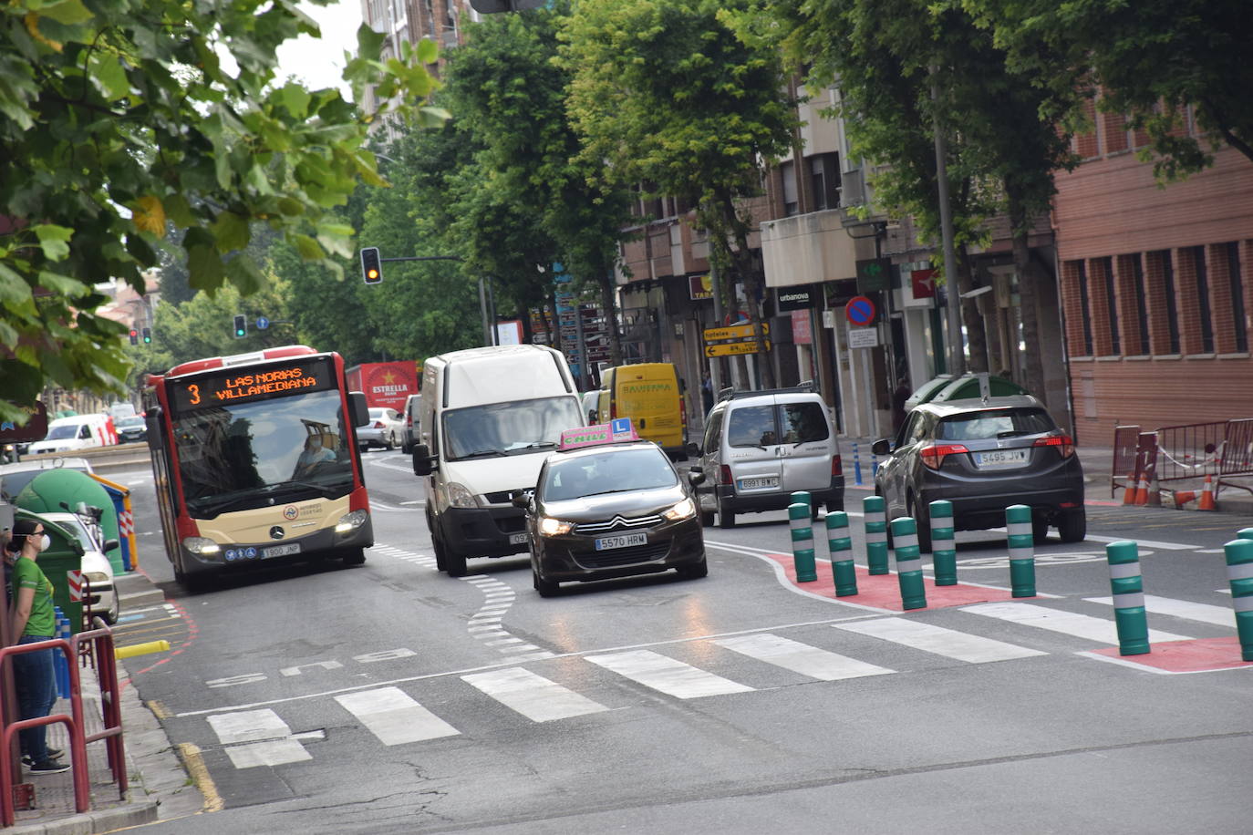 La actuación en la vía, que dejará un carril por sentido para el tráfico en general y habilitará otro para el autobús, provoca atascos en horas punta y despierta las dudas de cara a septiembre.