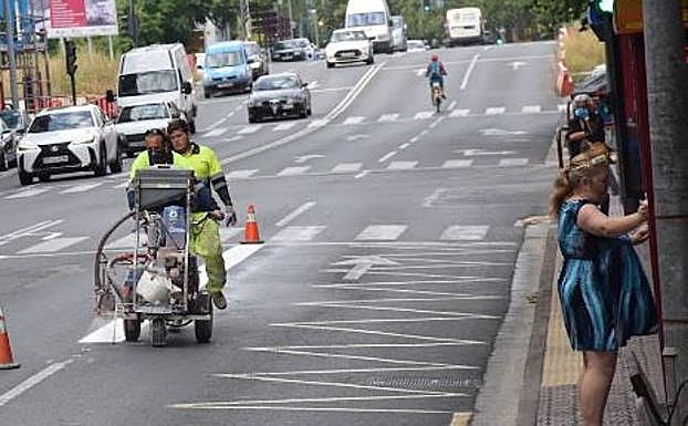 El carril de la polémica: vecinos y peatones en Vara de Rey opinan sobre esta intervención
