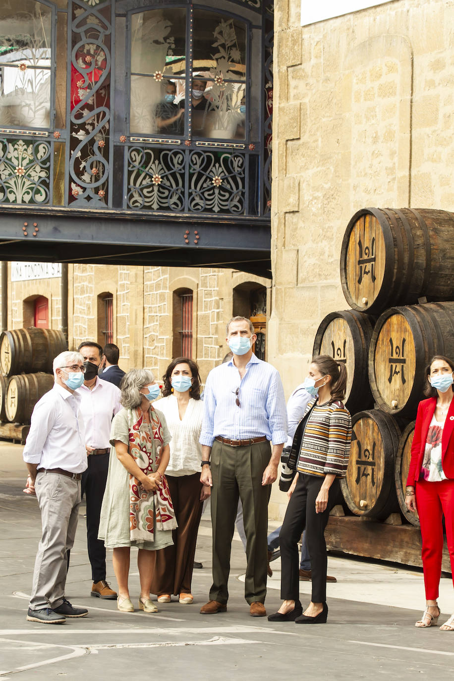 Sus Majestades han estado en las bodegas López de Heredia y La Rioja Alta en el barrio de La Estación, reuniéndose con responsables del sector enoturístico de la zona 