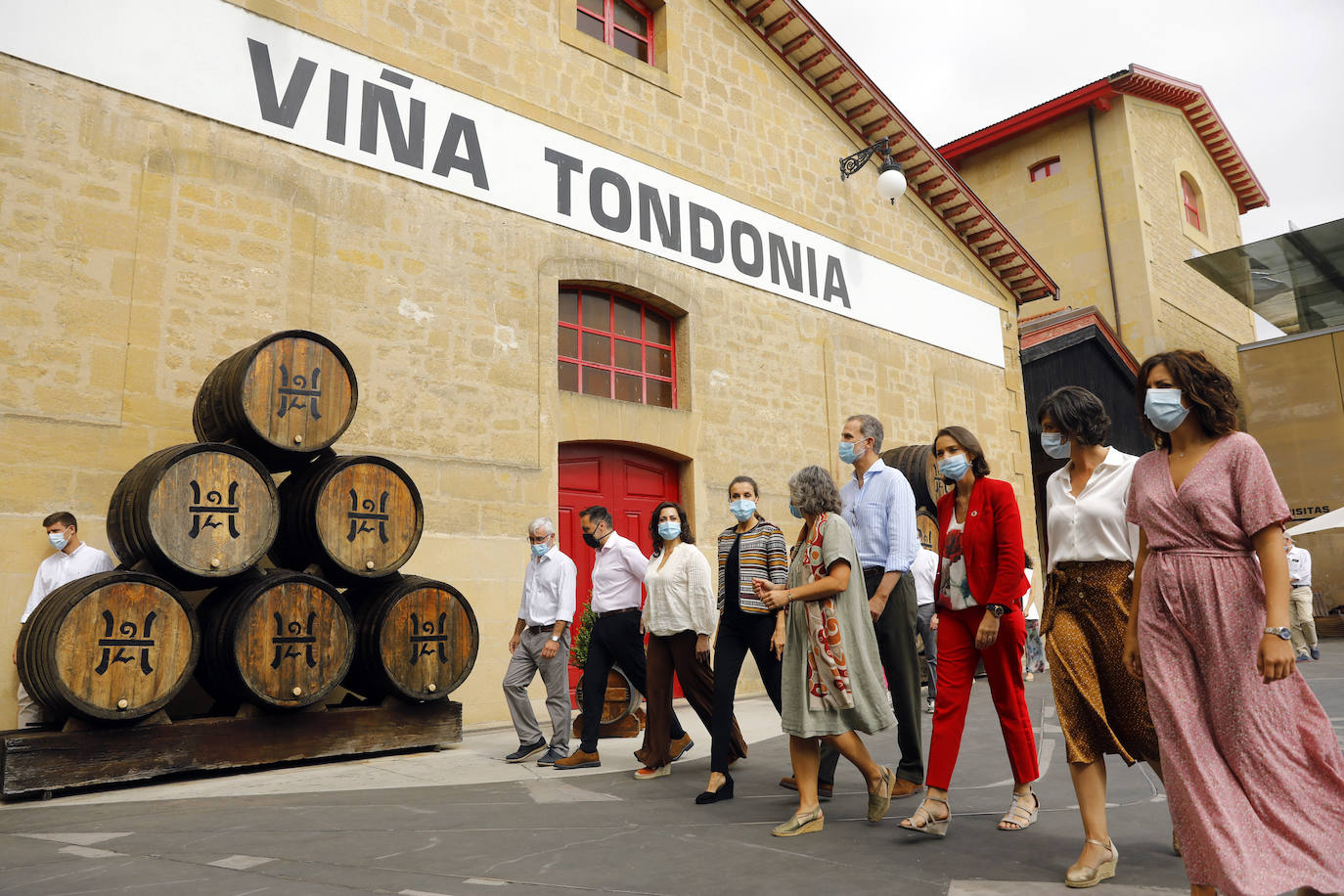 Sus Majestades han estado en las bodegas López de Heredia y La Rioja Alta en el barrio de La Estación, reuniéndose con responsables del sector enoturístico de la zona 