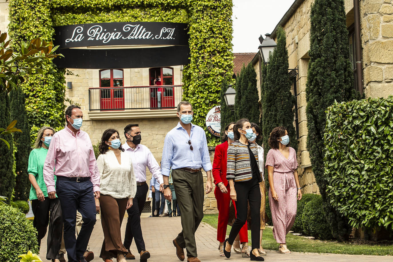 Sus Majestades han estado en las bodegas López de Heredia y La Rioja Alta en el barrio de La Estación, reuniéndose con responsables del sector enoturístico de la zona 