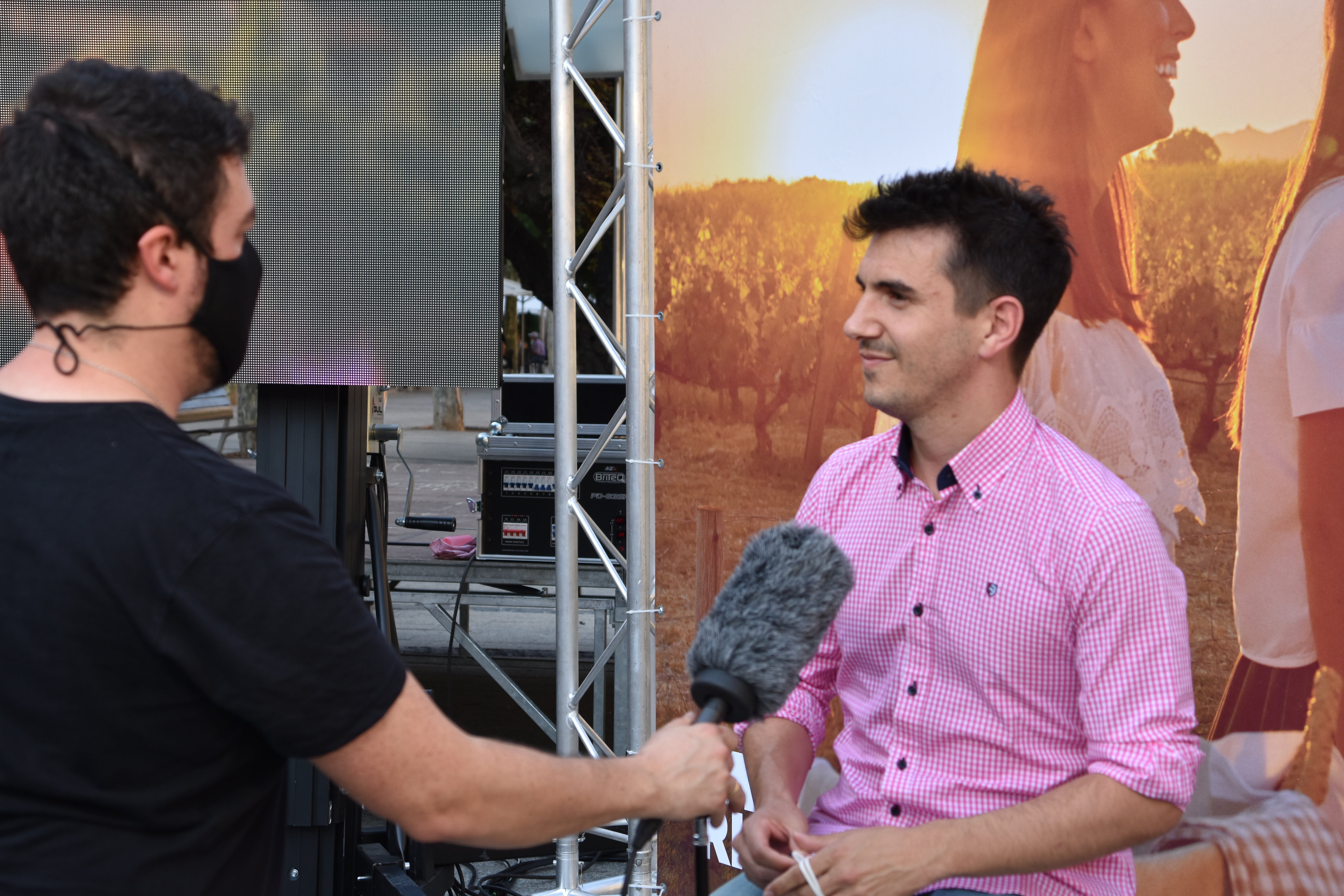 El actor Nacho Guerreros no ha dudado en ir a contar las maravillas de su localidad para apoyar el turismo riojano