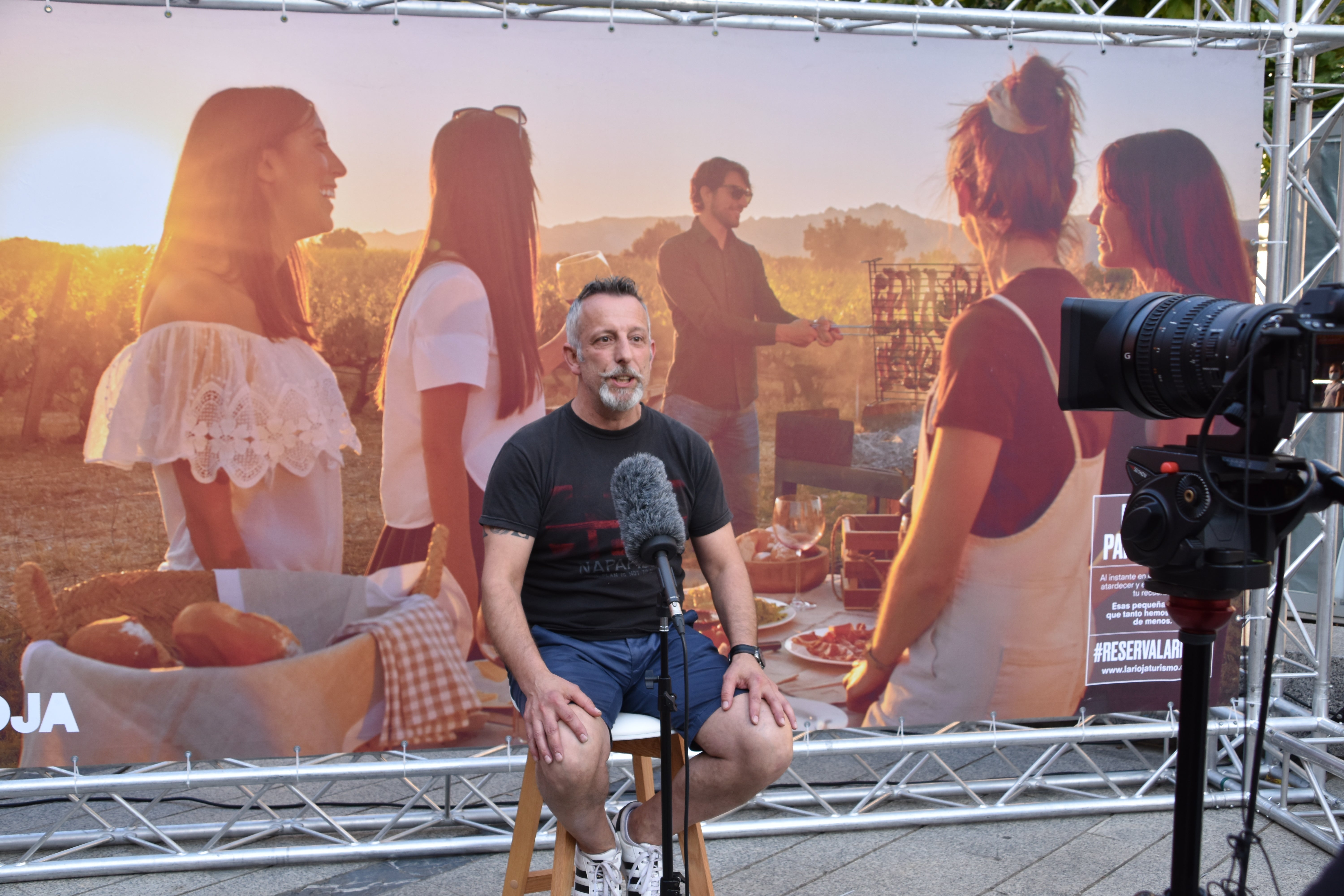 El actor Nacho Guerreros no ha dudado en ir a contar las maravillas de su localidad para apoyar el turismo riojano