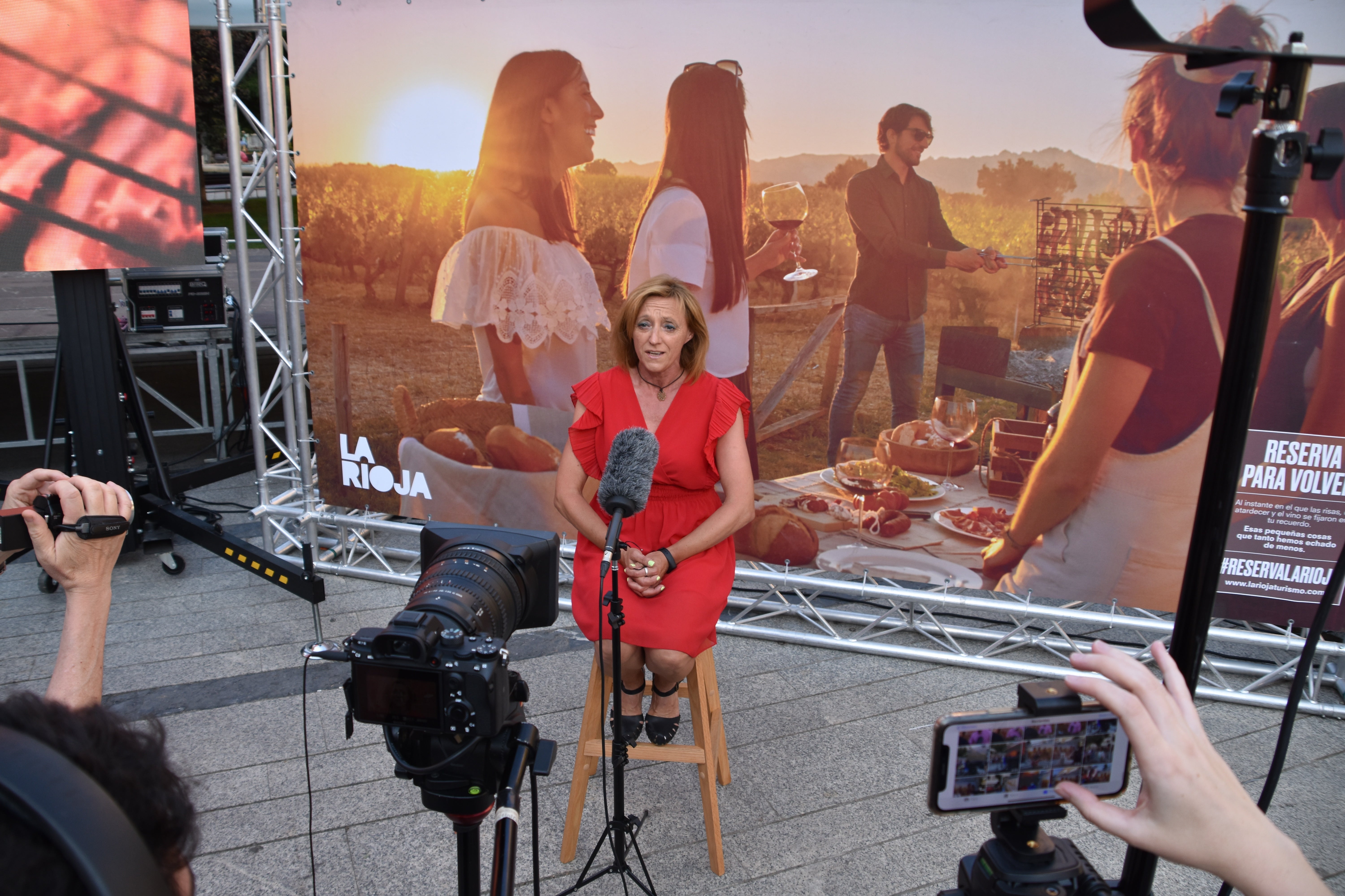 El actor Nacho Guerreros no ha dudado en ir a contar las maravillas de su localidad para apoyar el turismo riojano