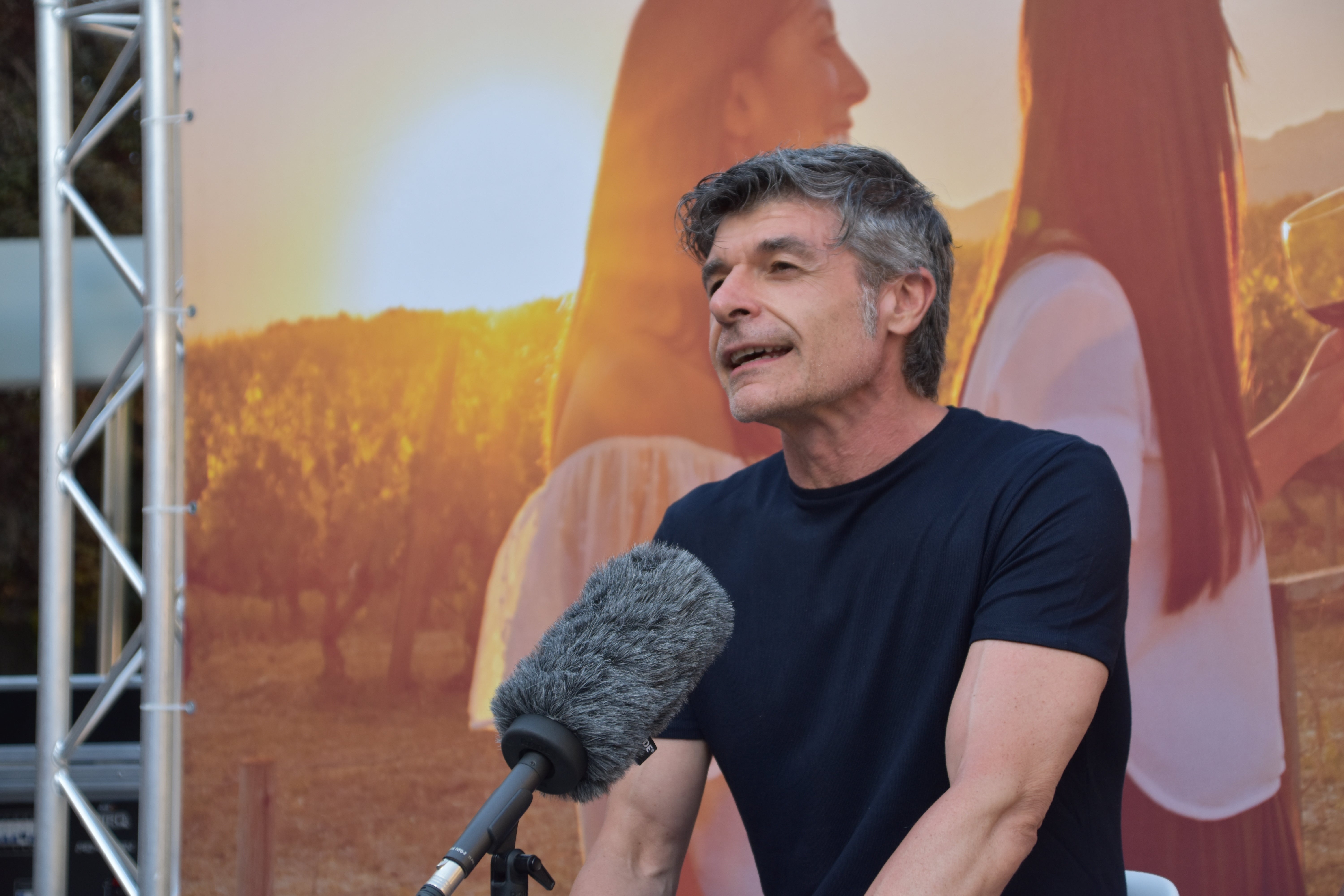 El actor Nacho Guerreros no ha dudado en ir a contar las maravillas de su localidad para apoyar el turismo riojano