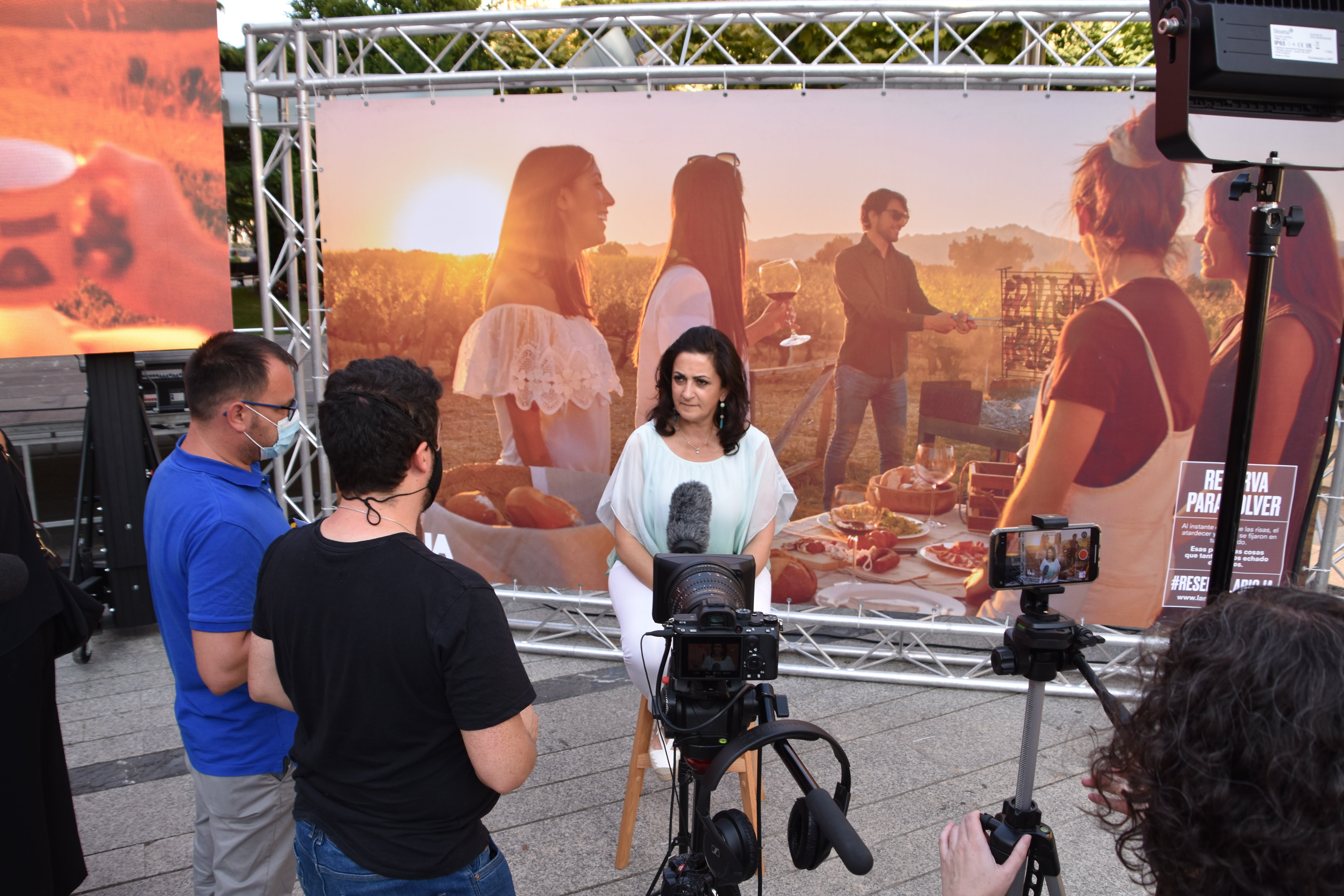 El actor Nacho Guerreros no ha dudado en ir a contar las maravillas de su localidad para apoyar el turismo riojano