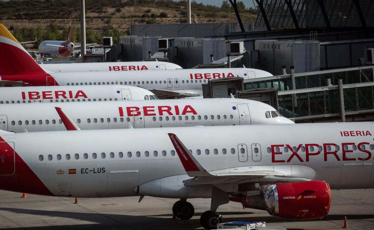 Aviones de Iberia en la pista de la terminal T4 del aeropuerto Adolfo Suárez de Madrid.