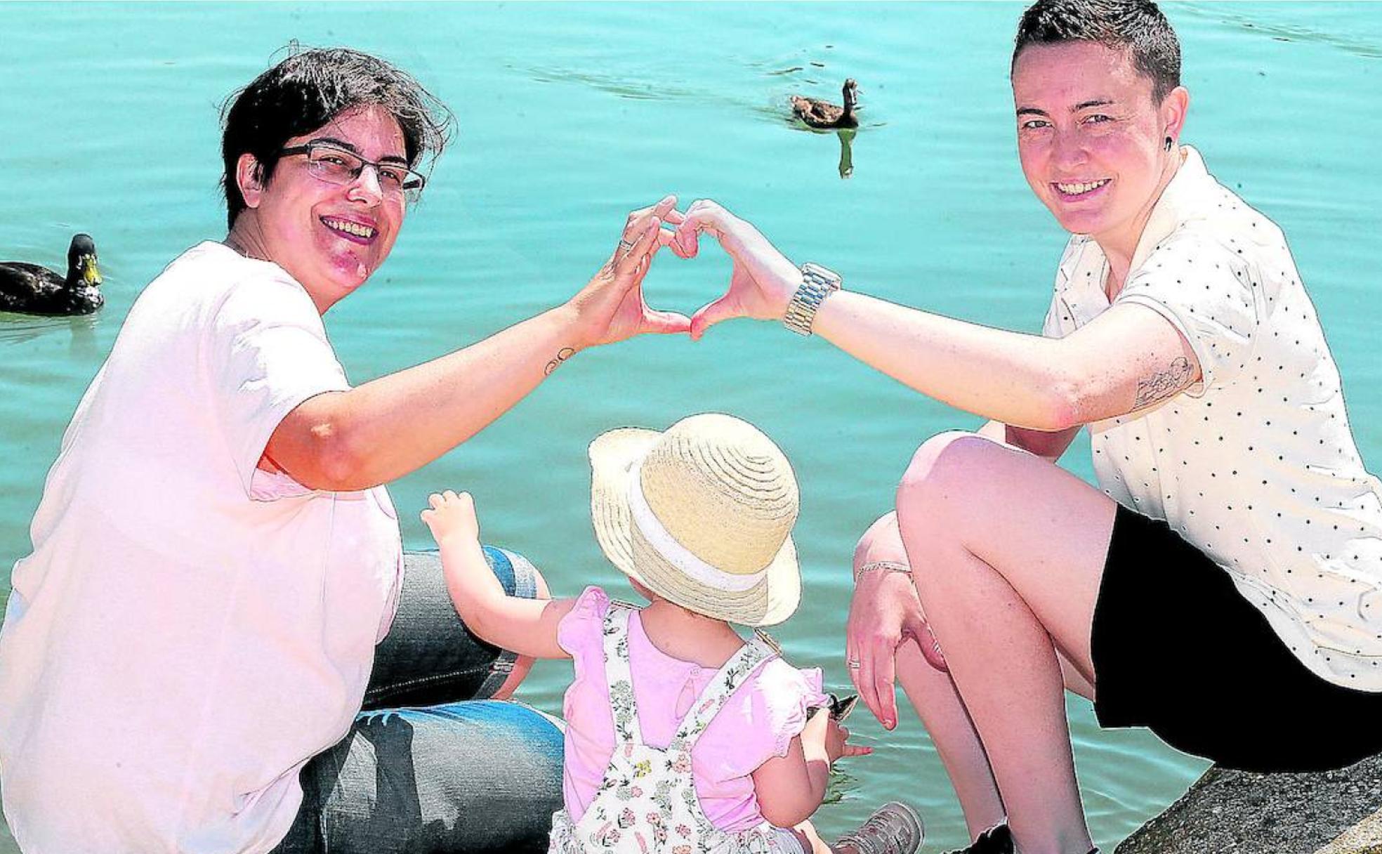 Amaya Martínez y Edelweiss Pérez, con su hija Iria. 