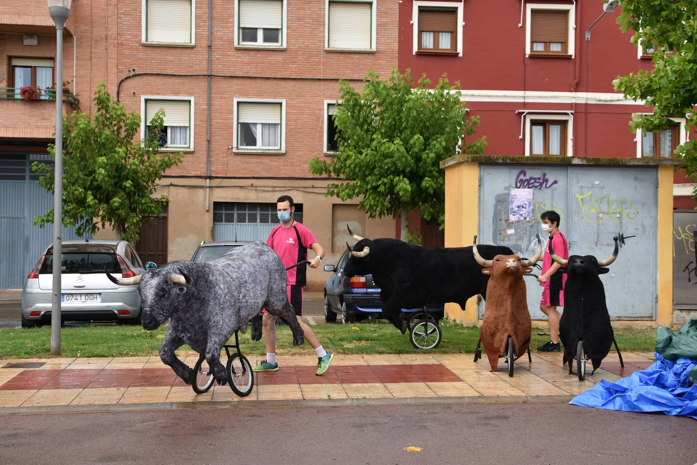 A pesar de la lluvia, los niños disfrutaron con los encierros simulados, la chocolatada y el baile