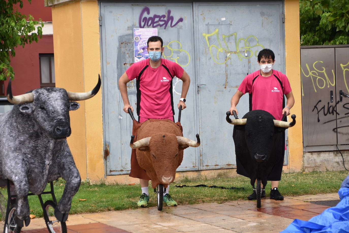 A pesar de la lluvia, los niños disfrutaron con los encierros simulados, la chocolatada y el baile