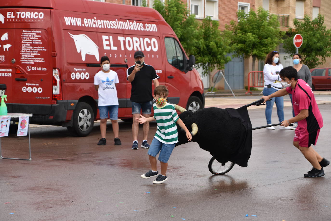 A pesar de la lluvia, los niños disfrutaron con los encierros simulados, la chocolatada y el baile