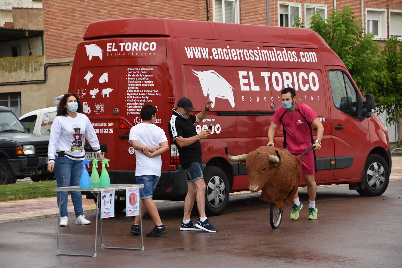 A pesar de la lluvia, los niños disfrutaron con los encierros simulados, la chocolatada y el baile