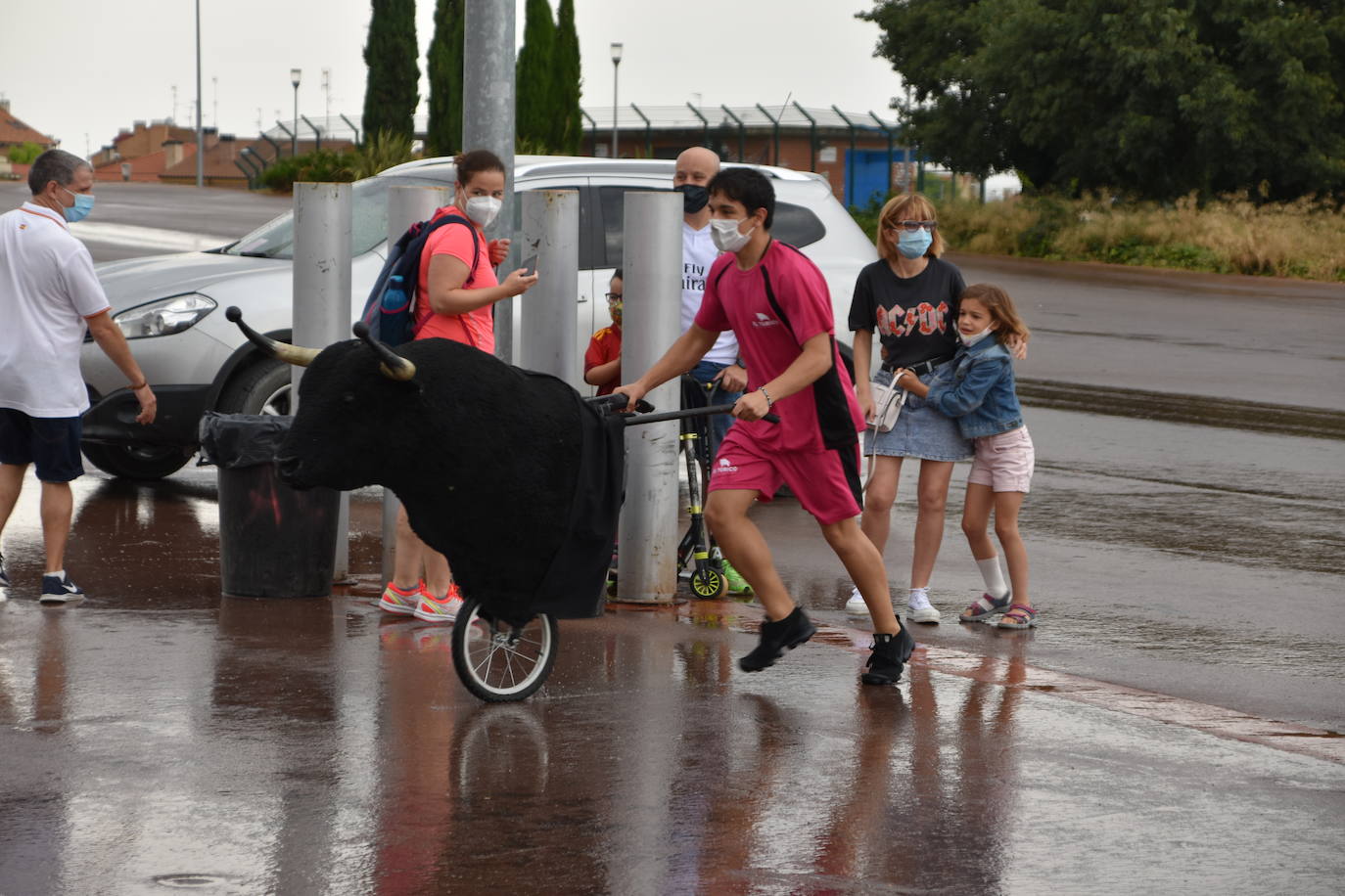 A pesar de la lluvia, los niños disfrutaron con los encierros simulados, la chocolatada y el baile