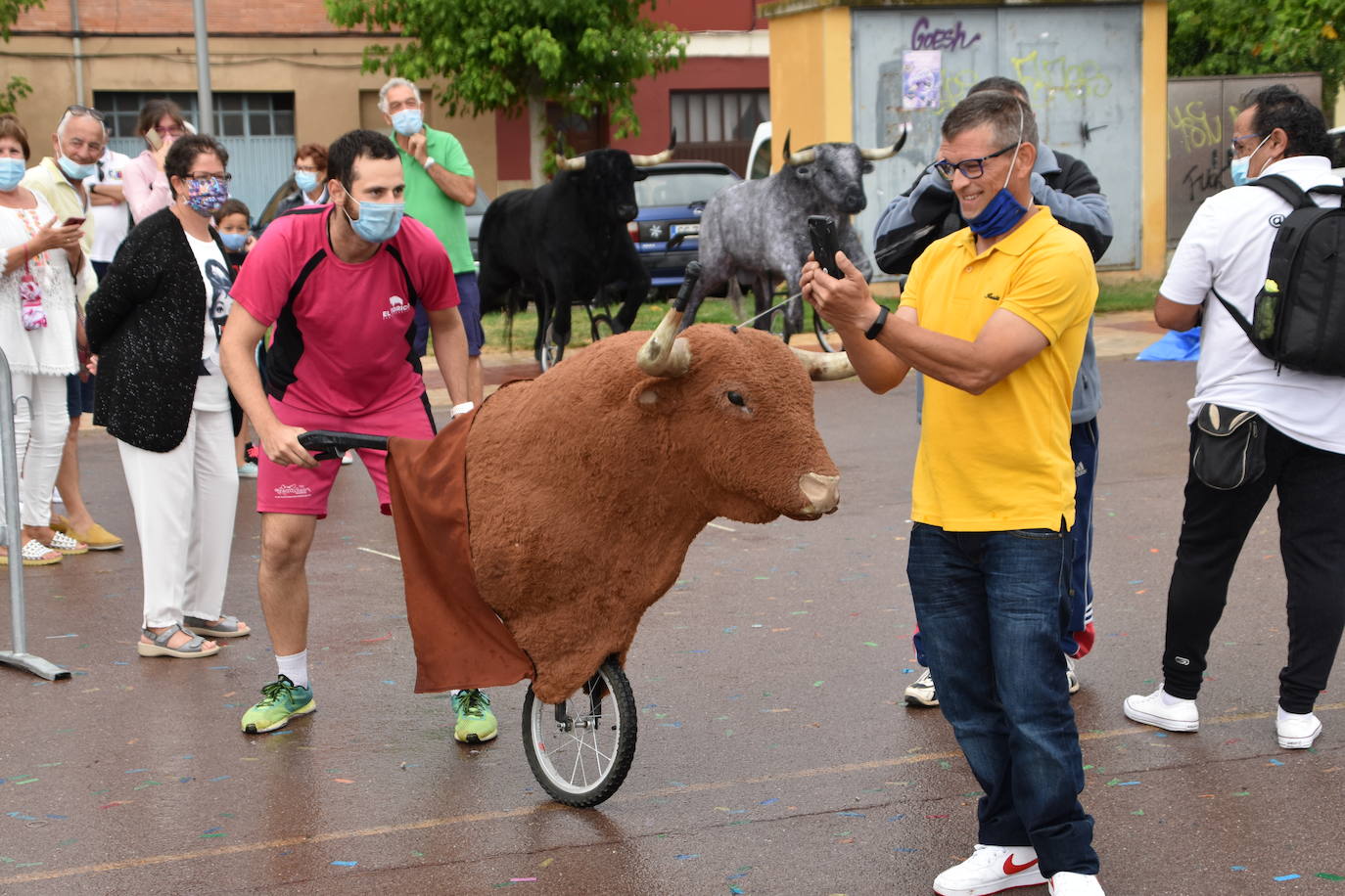 A pesar de la lluvia, los niños disfrutaron con los encierros simulados, la chocolatada y el baile