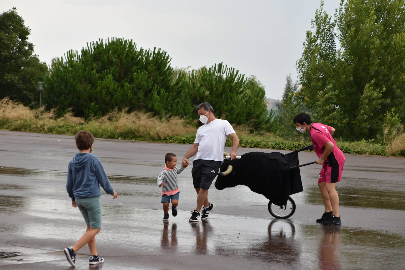 A pesar de la lluvia, los niños disfrutaron con los encierros simulados, la chocolatada y el baile