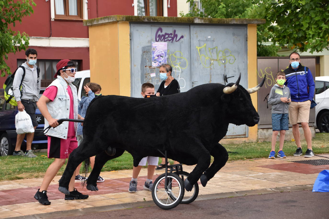 A pesar de la lluvia, los niños disfrutaron con los encierros simulados, la chocolatada y el baile