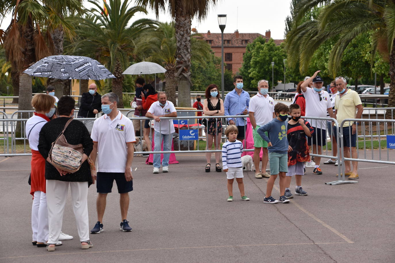 A pesar de la lluvia, los niños disfrutaron con los encierros simulados, la chocolatada y el baile