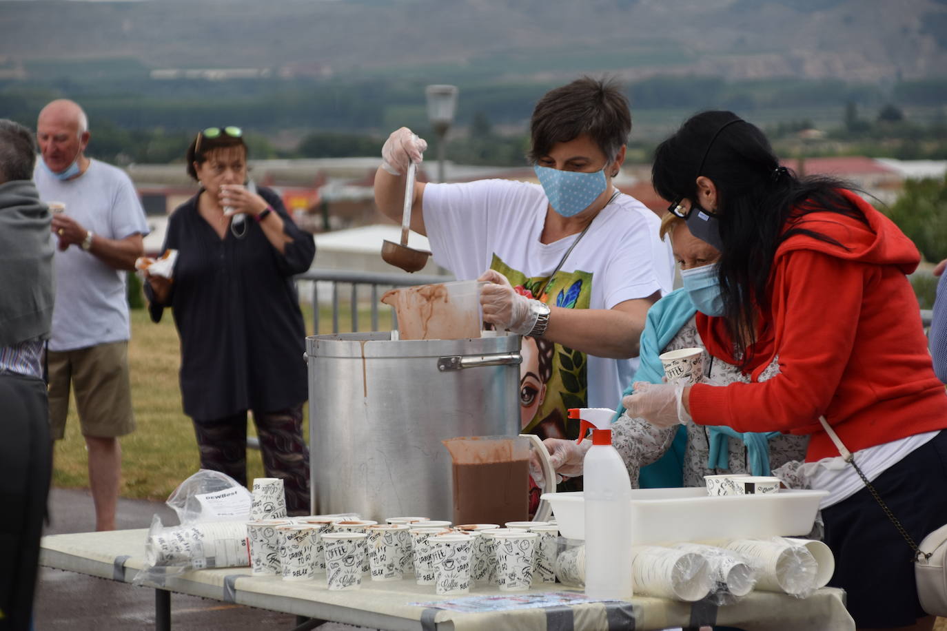 A pesar de la lluvia, los niños disfrutaron con los encierros simulados, la chocolatada y el baile