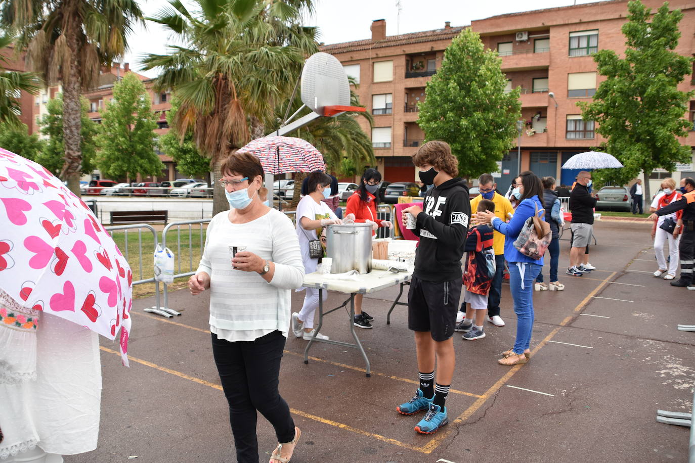 A pesar de la lluvia, los niños disfrutaron con los encierros simulados, la chocolatada y el baile