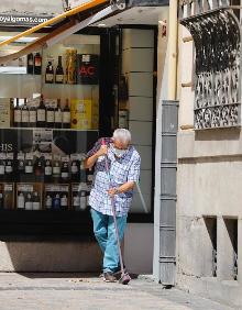 Imagen secundaria 2 - La mascarilla se impone desde primera hora a la espera del BOR