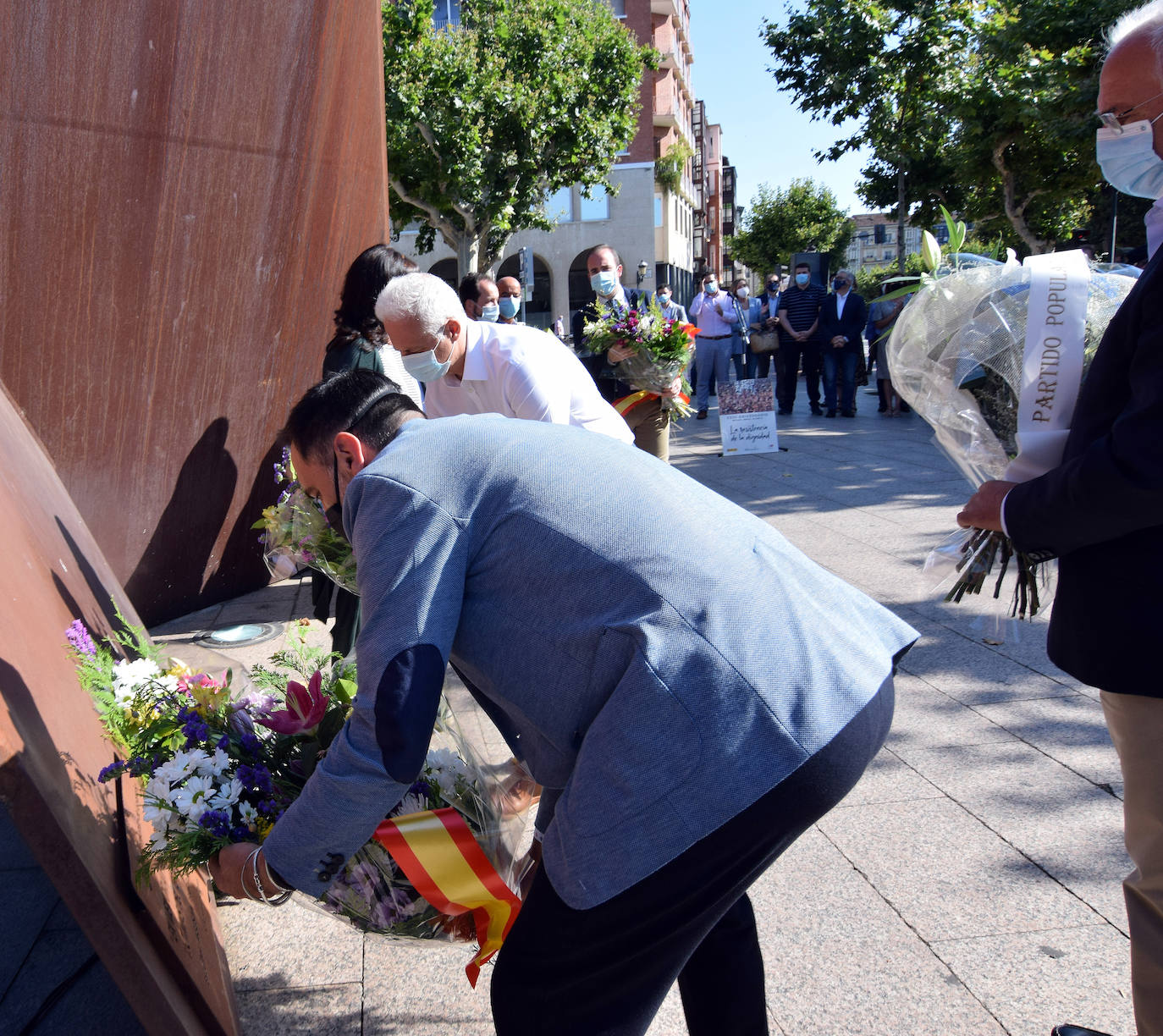 El paseo de El Espolón ha acogido el acto conmemorativo del aniversario del asesinato del concejal popular de Ermua