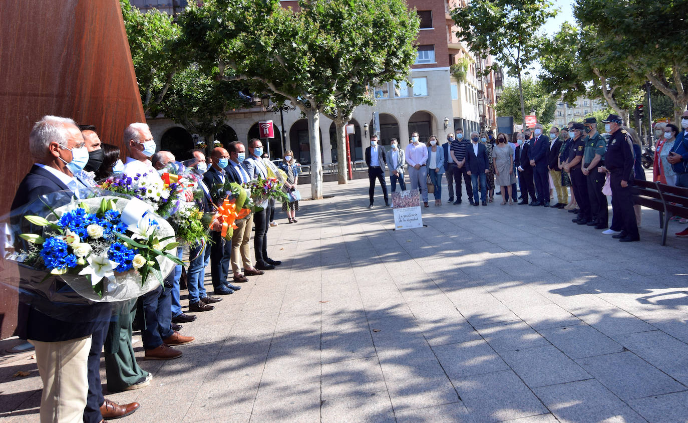 El paseo de El Espolón ha acogido el acto conmemorativo del aniversario del asesinato del concejal popular de Ermua