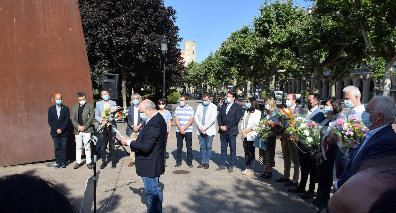 El paseo de El Espolón ha acogido el acto conmemorativo del aniversario del asesinato del concejal popular de Ermua