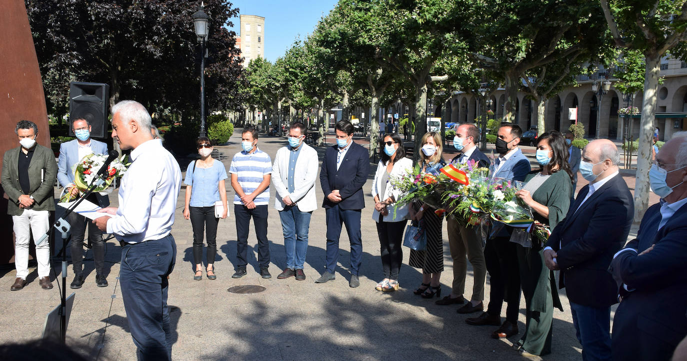 El paseo de El Espolón ha acogido el acto conmemorativo del aniversario del asesinato del concejal popular de Ermua