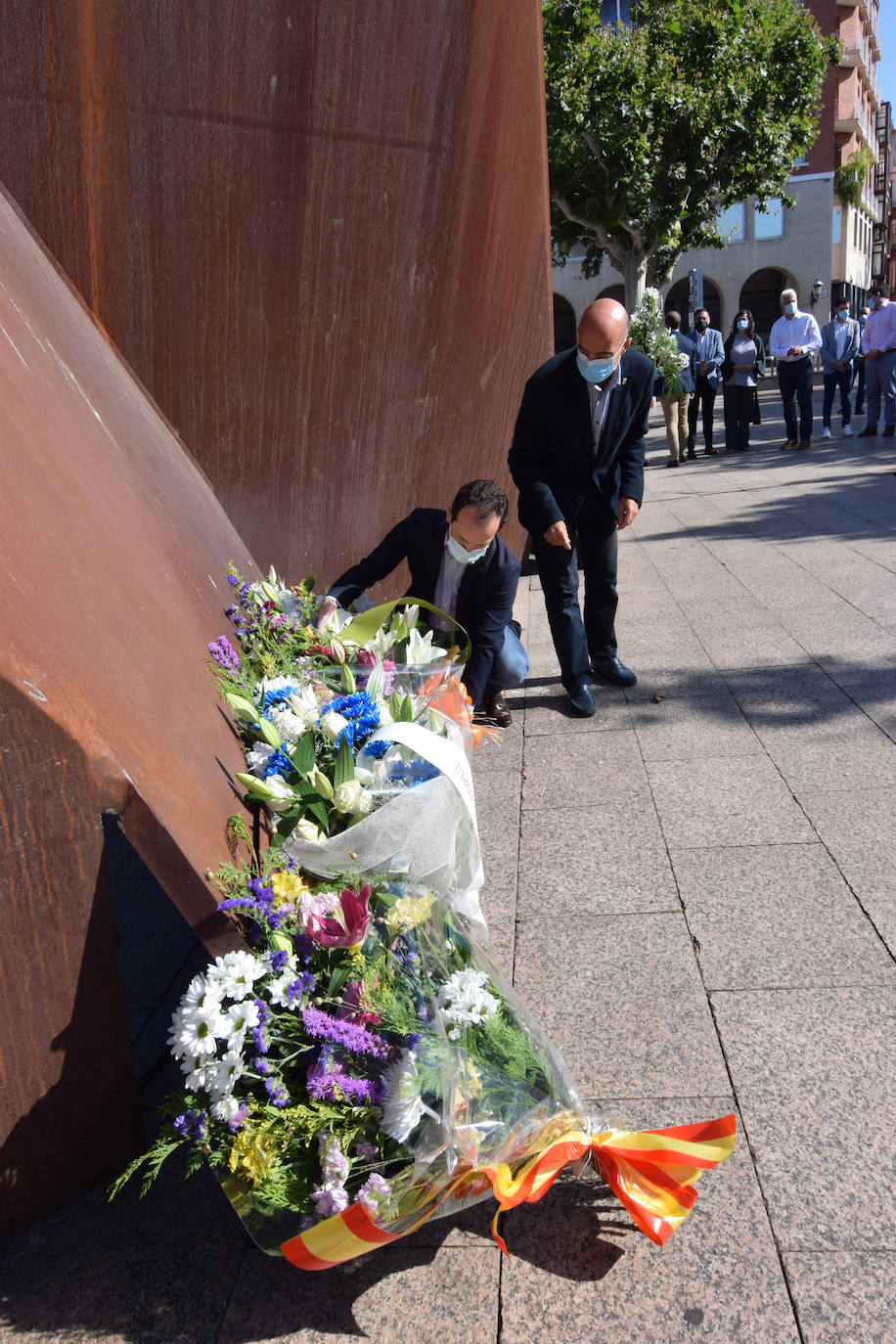 El paseo de El Espolón ha acogido el acto conmemorativo del aniversario del asesinato del concejal popular de Ermua