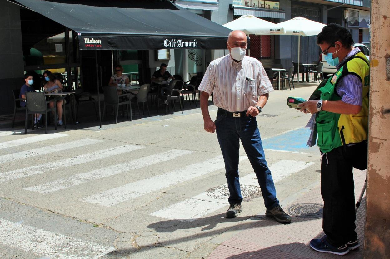 Un hombre compra un boleto de la ONCE ayer en Alberite. 