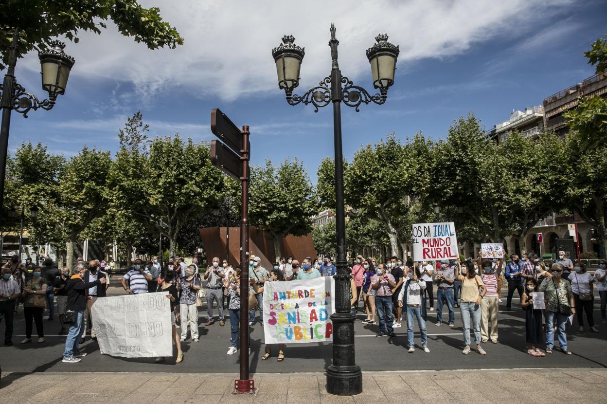 Los concentrados, junto a sus pancartas, frente al Palacete del Gobierno. 