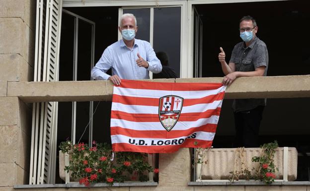 Pablo Hermoso de Mendoza y Rubén Antoñanzas colocan la bandera en el Ayuntamiento de Logroño. 