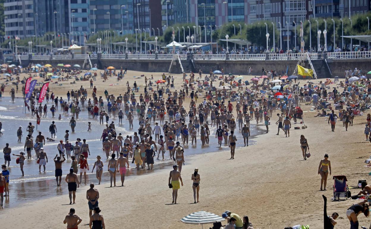 Una imagen de la playa de San Lorenzo de Gijón. 