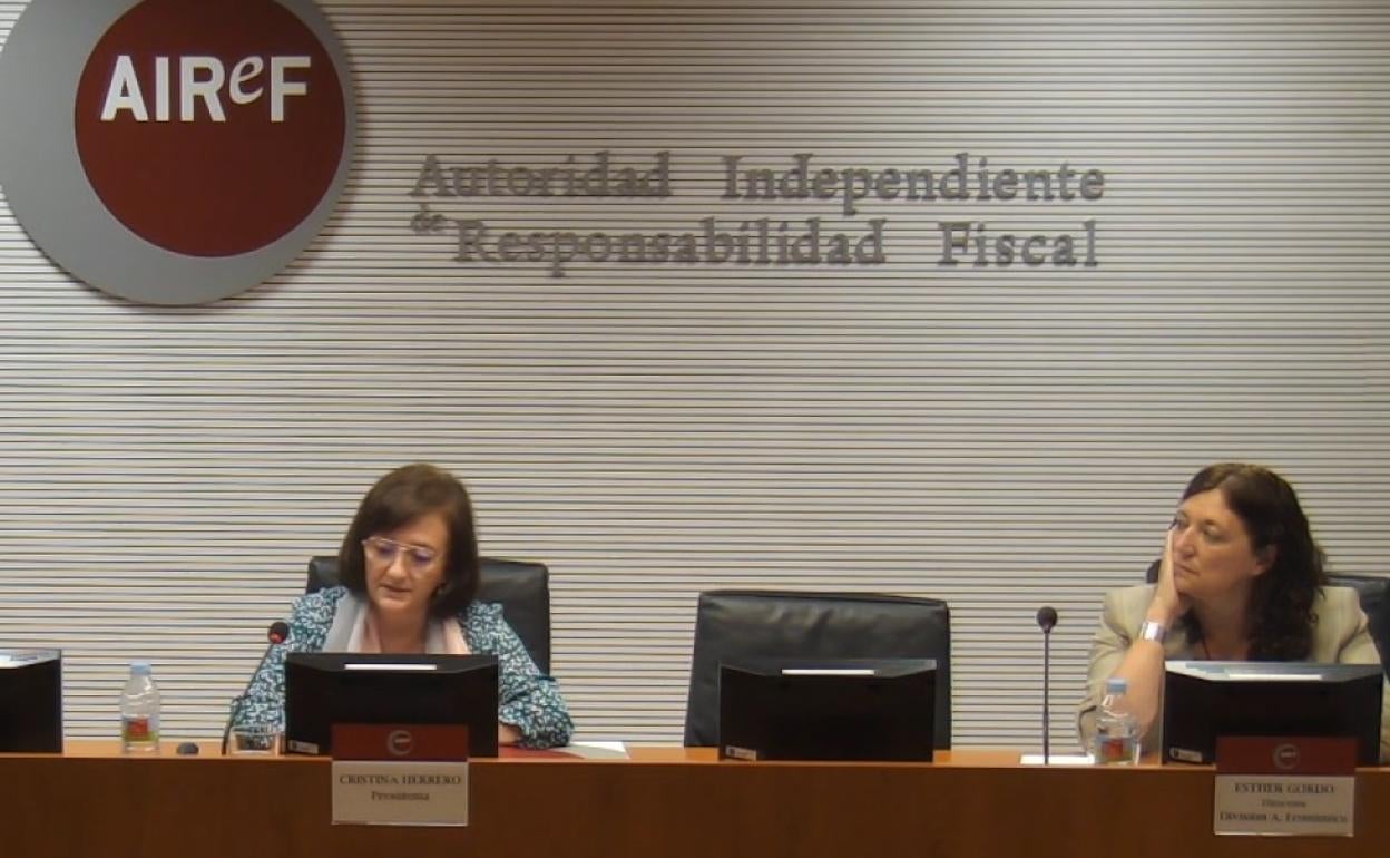 La presidenta de la AIReF, Cristina Herrero (i), durante la presentación del informe.