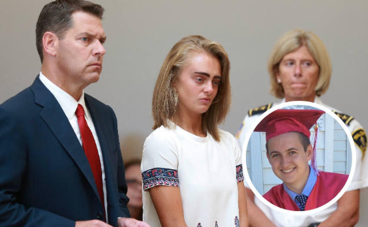 Michelle Carter, junto a su abogado, durante el juicio, junto a una imagen de Conrad Roy..