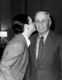 Imagen secundaria 2 - 1 )Jordi Pujol, Presidente del CIU, con su esposa Marta Ferrusola, saludan desde el balcón de un hotel tras ganar las Elecciones Autonómicas Catalanas. 2) El expresidente catalán Jordi Pujol y su esposa Marta Ferrusola acuden por primera vez a la Audiencia Nacional 3) Marta Ferrusola, esposa del recién elegido Presidente de la Generalitat, Jordi Pujol, besa a su suegro Florencio Pujol Brugat.