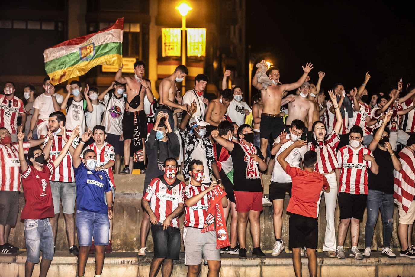 Los aficionados celebran el ascenso del Logroñés