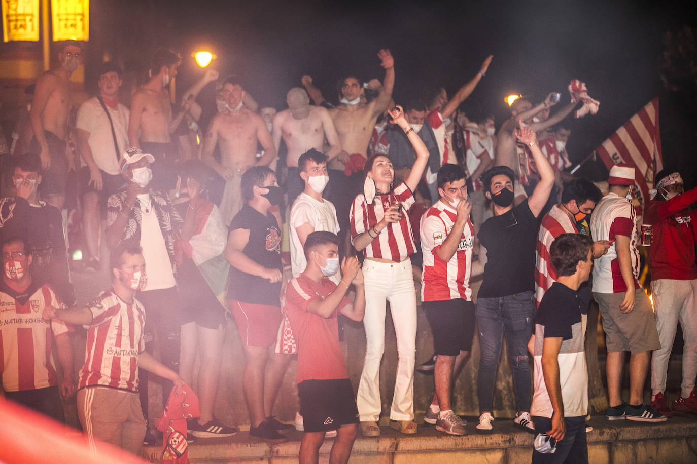 Los aficionados celebran el ascenso del Logroñés