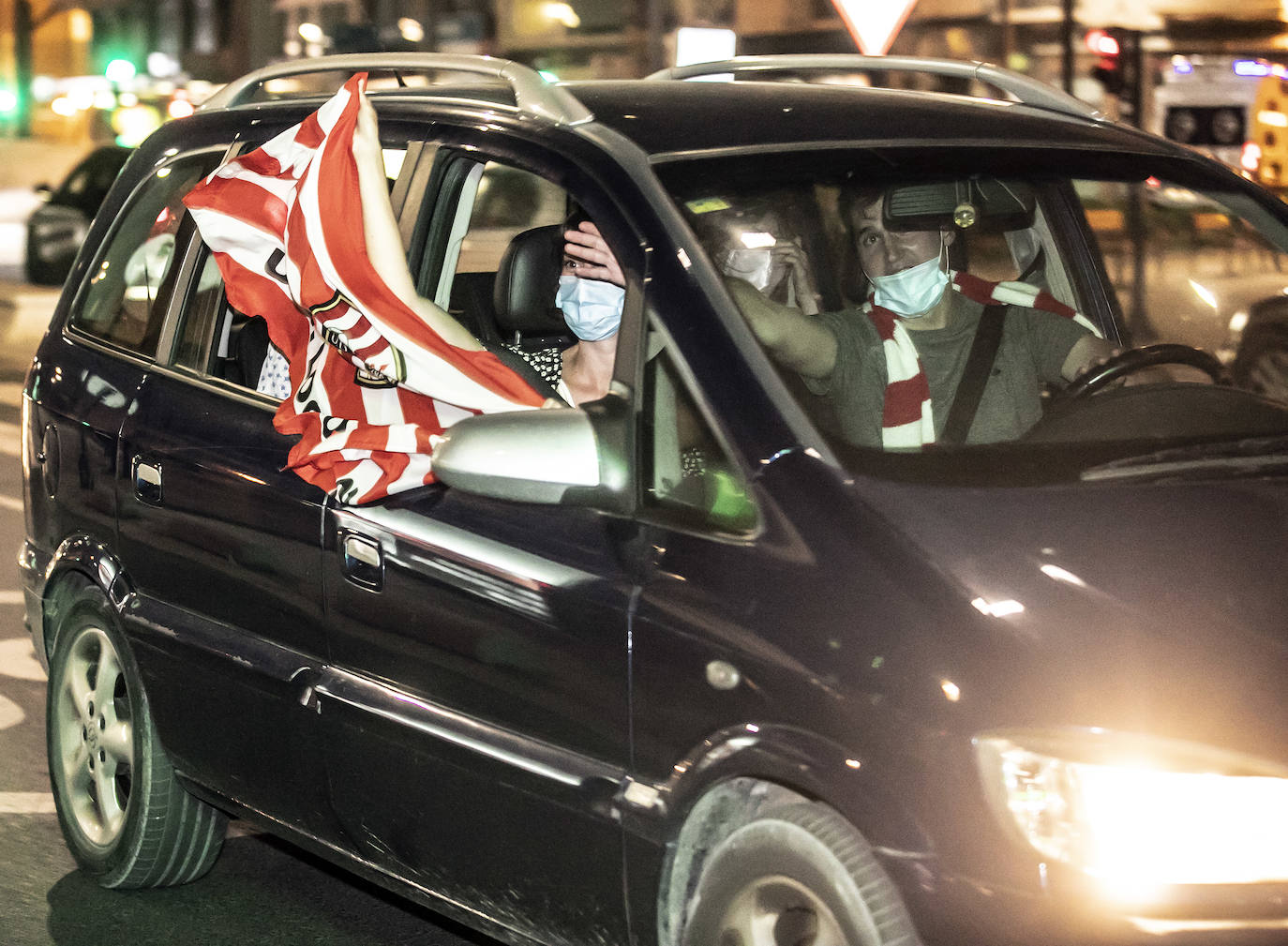 Los aficionados celebran el ascenso del Logroñés