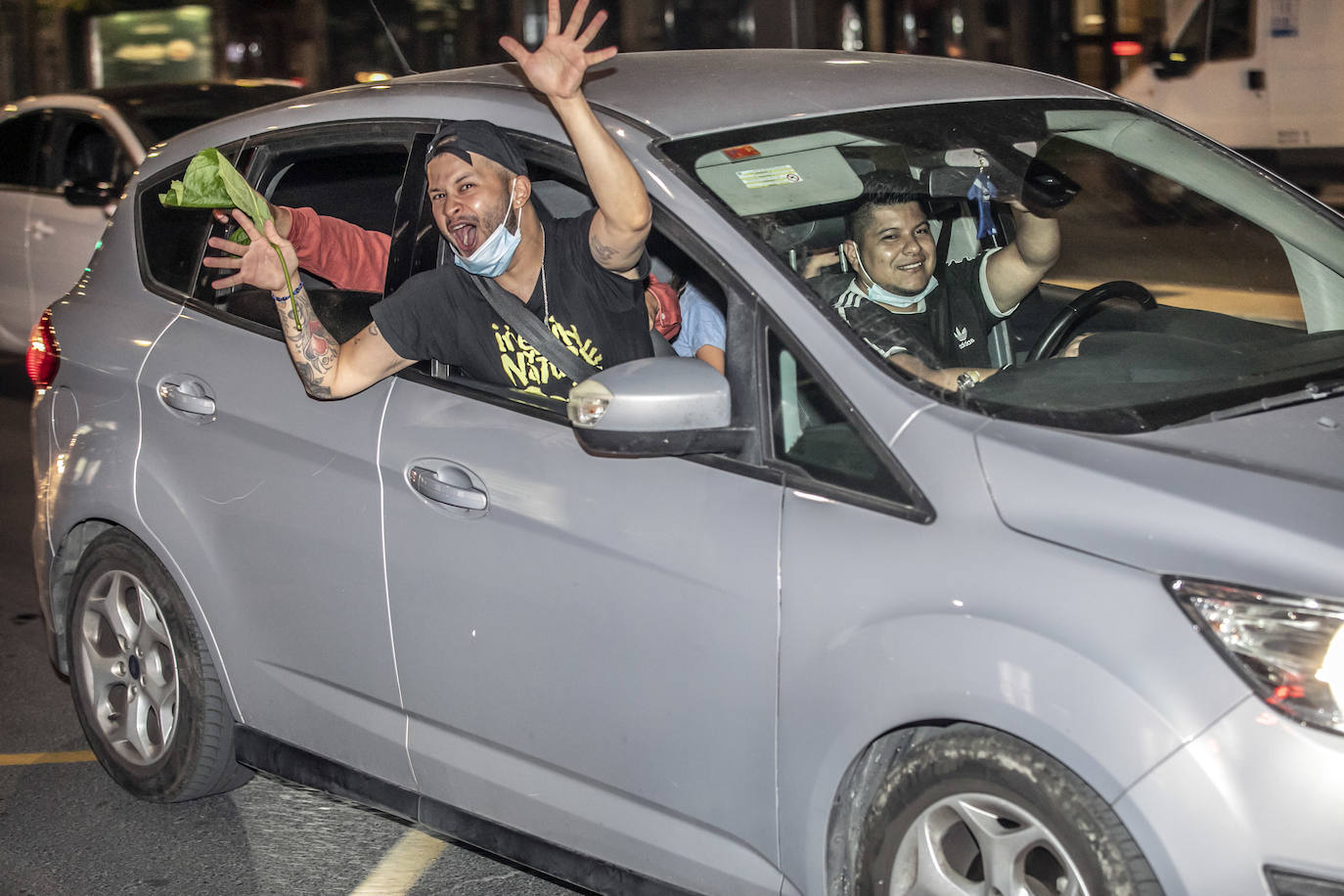 Los aficionados celebran el ascenso del Logroñés