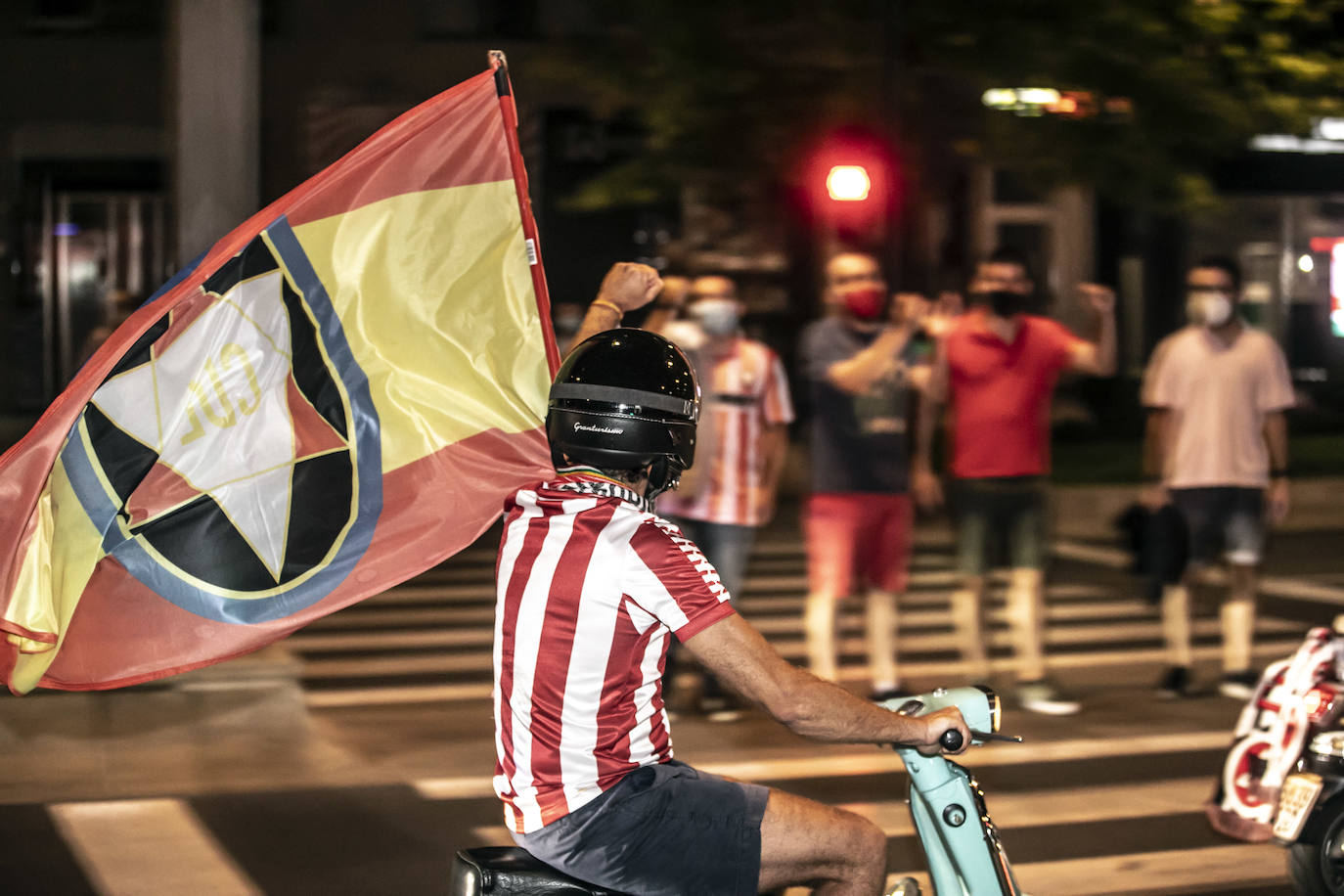 Los aficionados celebran el ascenso del Logroñés