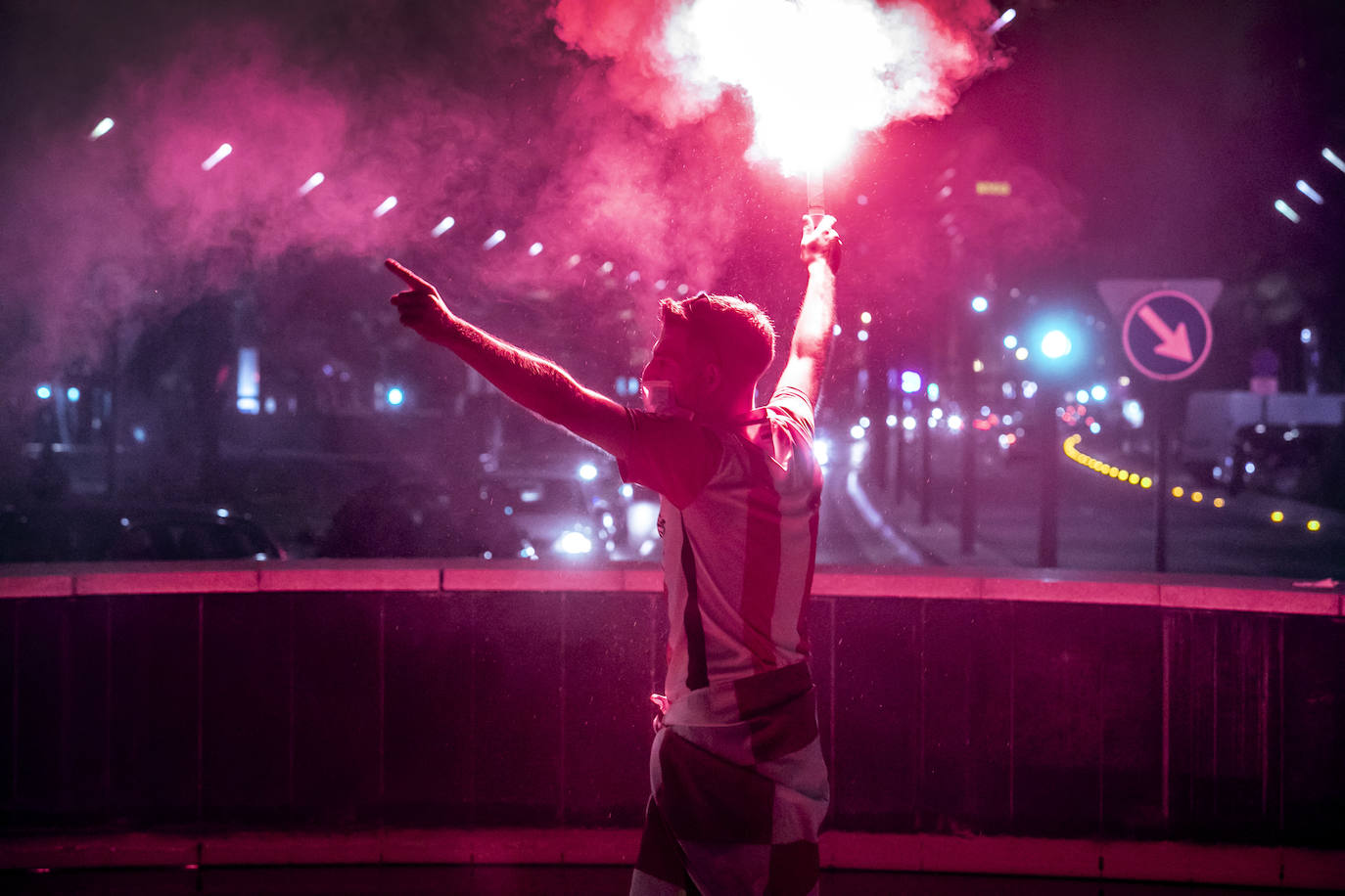 Los aficionados celebran el ascenso del Logroñés