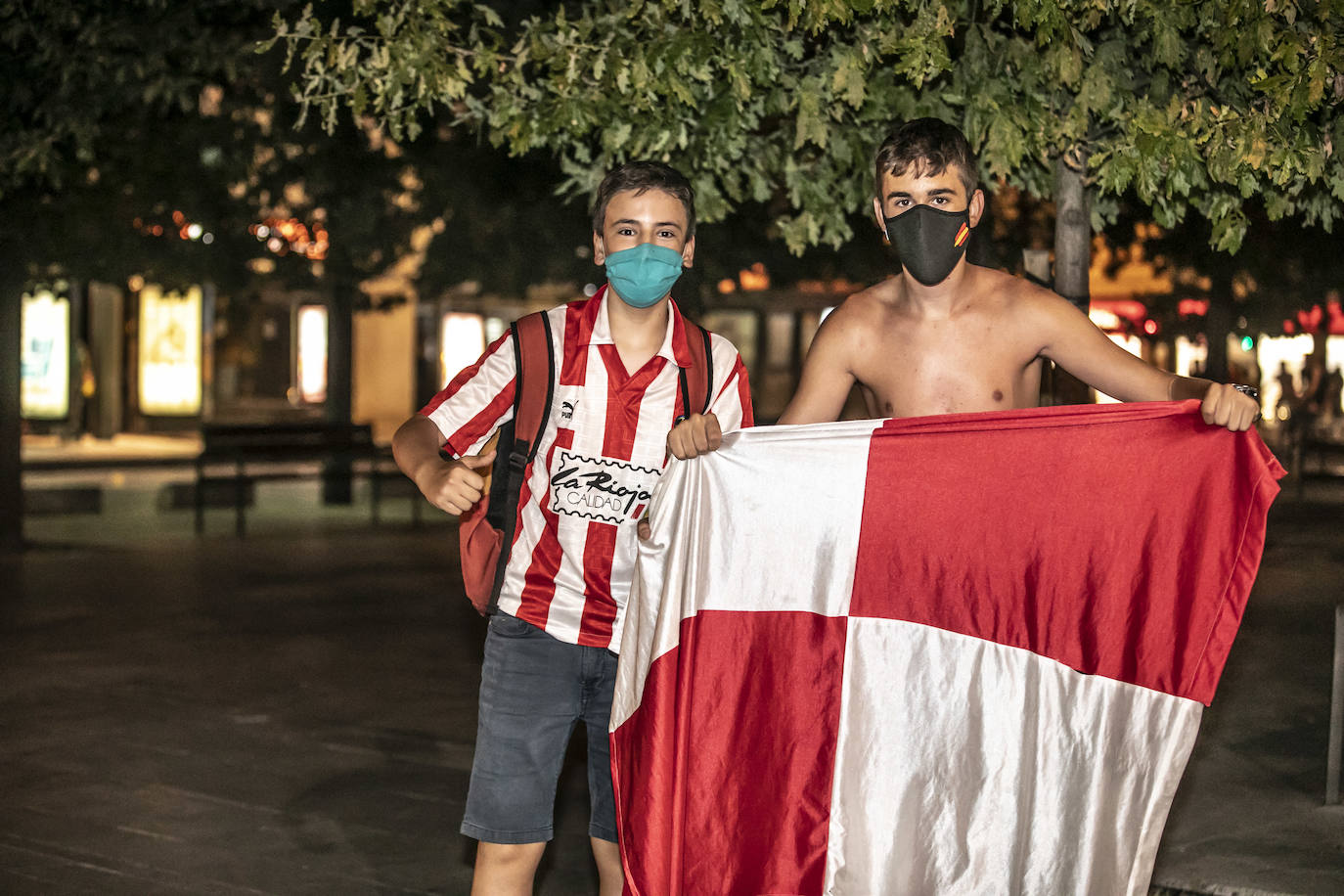 Los aficionados celebran el ascenso del Logroñés