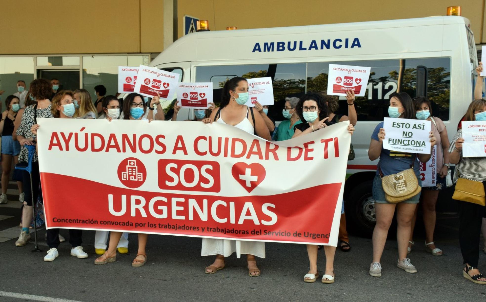 Protesta de los profesionales el pasado lunes a las puertas de Urgencias en el San Pedro. 