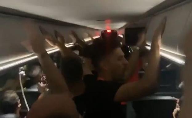 Vídeo: la celebración de los jugadores del Logroñés en el autobús