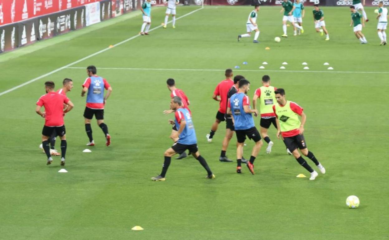 Los jugadores calientan antes del partido en el que ascendieron a Segunda